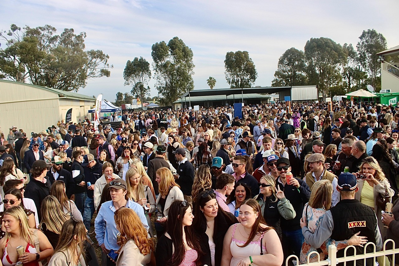It was standing room only at the 2025 Duck Creek Races with a huge crowd of 5700 people.