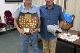 Ian Ferguson receiving the Dragon and Tiger Individual Matchplay award from Lex Scotti.