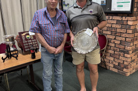 Peter Lummis presenting Ashley Hazelton with the China Plate award for 72-hole handicap.