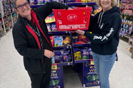 Kelly Broom of IGA drawing the raffle for Jenny Johnston. Photo by The Gilgandra Weekly: Lucie Peart.