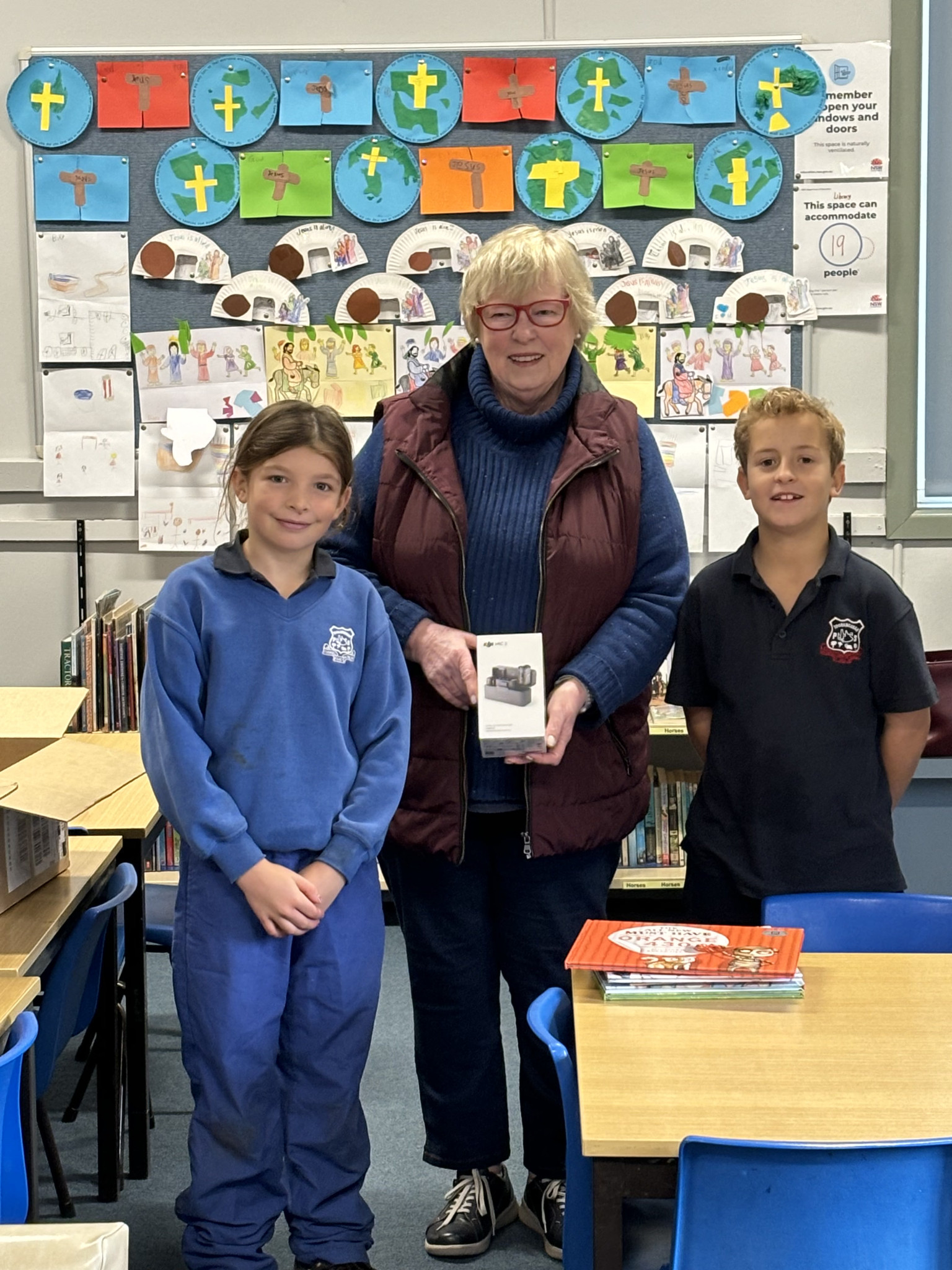 Tooraweenah Public School students Bonnie Alison and Hamish Jenkin accepted the microphone kit from Sue Armstrong.