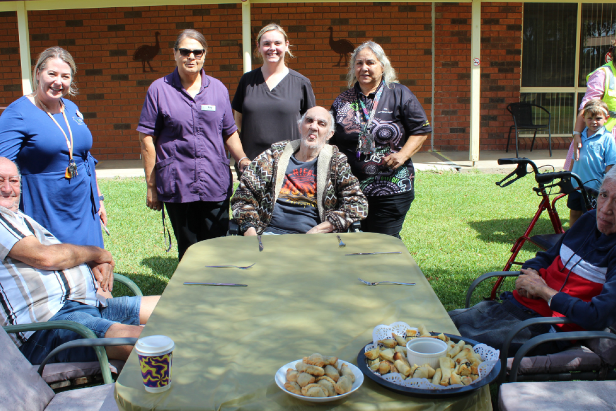 Jack Towney staff and residents with GLAMS’ Sonia Graham (second from right). Photos by The Gilgandra Weekly: Lucie Peart.