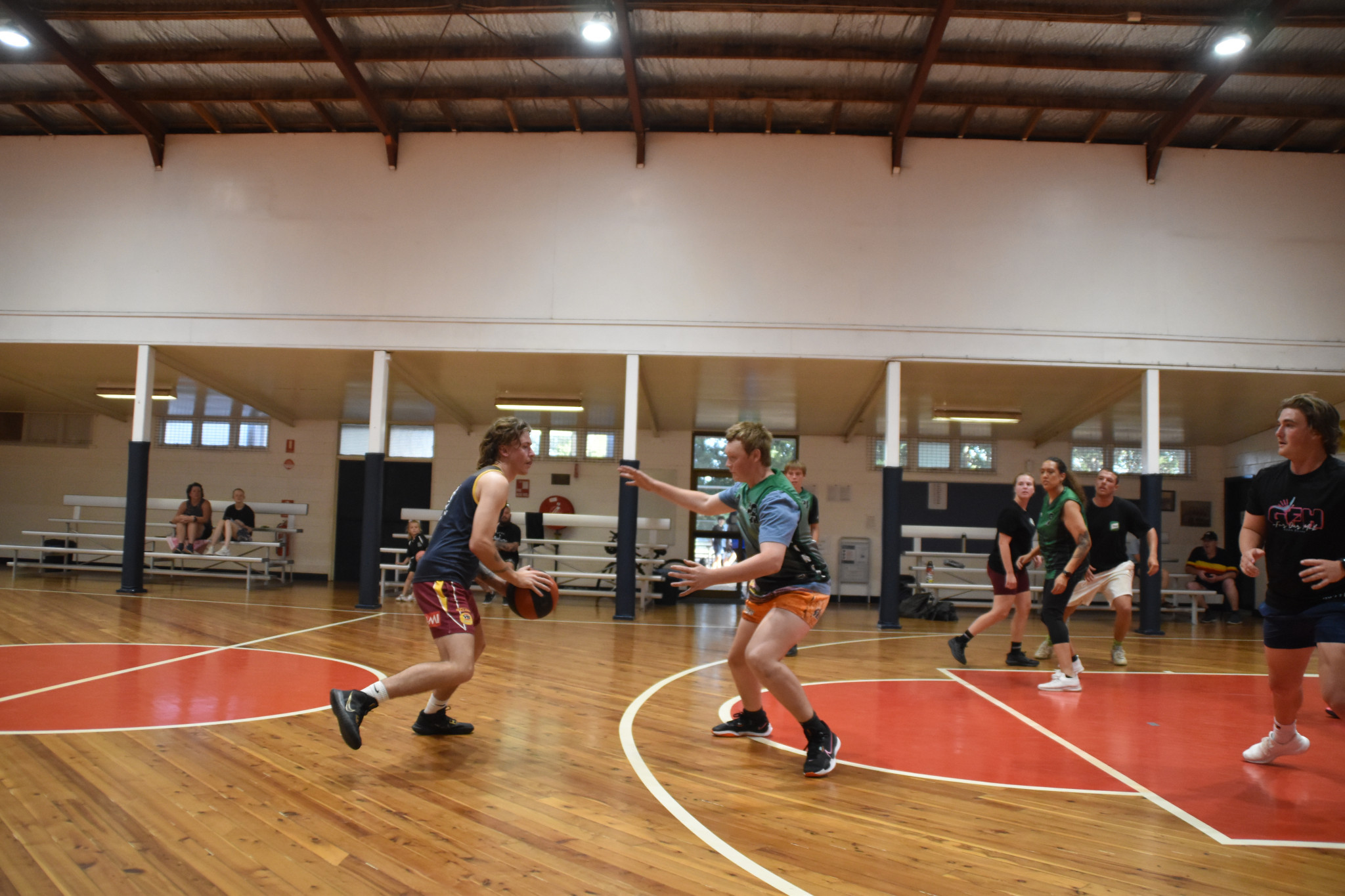 It was a 27-all tie between DnD and the Bricklayers in Monday night’s Senior Basketball round three opener. Photos by Gilgandra Basketball Association.