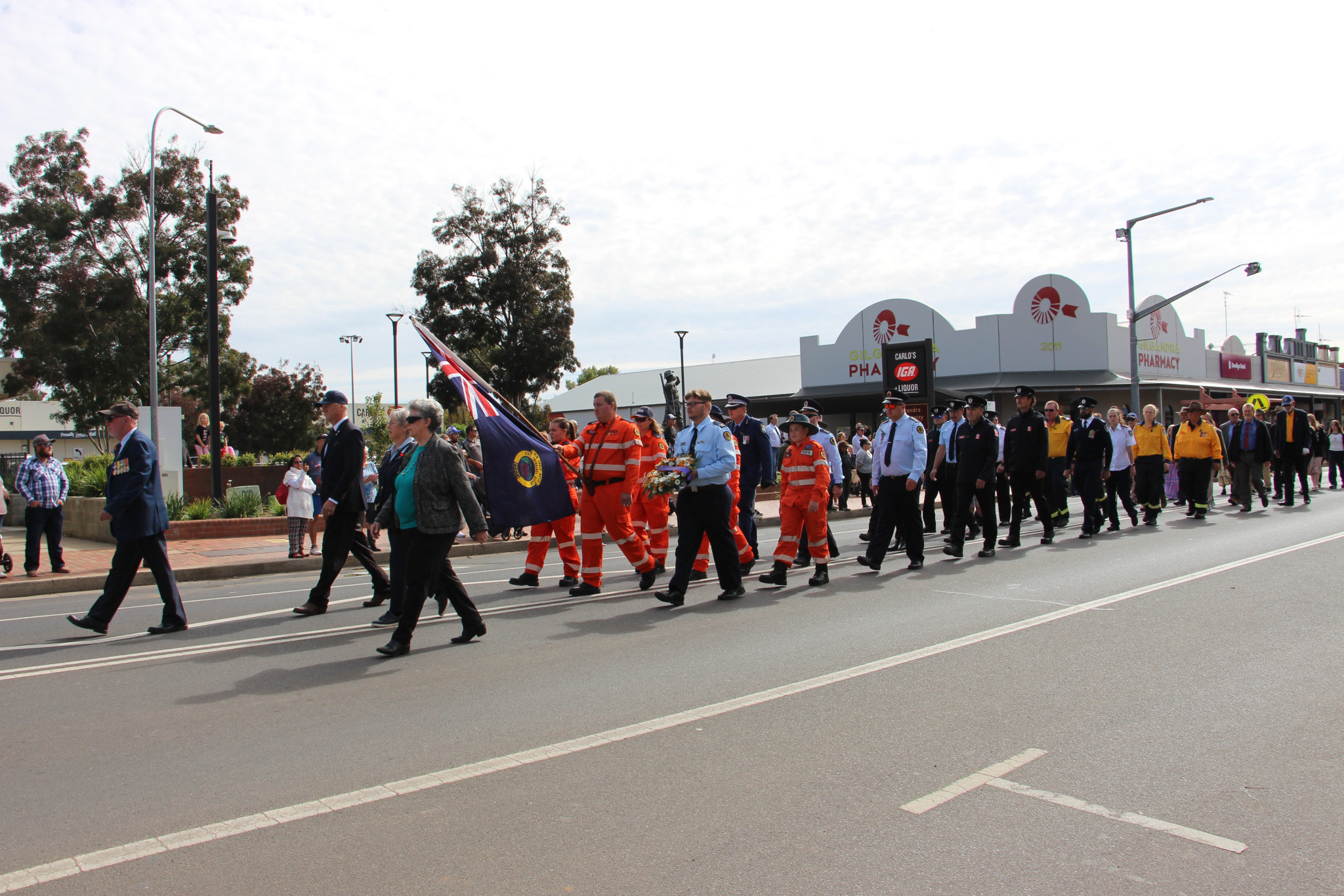 Gilgandra’s ANZAC Day morning service march was led by the Gilgandra Returned Services League Sub-Branch members followed by emergency service personnel, schools and other community-based organisations. Photos by The Gilgandra Weekly: Lucie Peart.