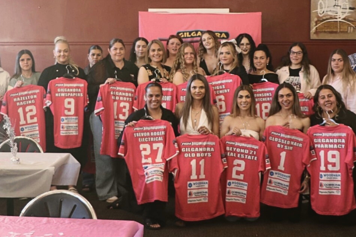 The 2025 Gilgandra Pink Panthers after being presented with their playing jerseys. Maddie McEwen (8), Lanie McEwen (12), Trista Raines (9), Indy Knight (7), Shell Nixon (13), Lori Thurston (3), Sam Hazelton (14), Buddie Knight (27), Summa Doherty (5), Mackaylah Ross (15), Wendy Brown (11), Skye Doherty (4), Eva Raines (6), Camella Hazelton (2), Lexi Fae Stephens (17), Allira Riley (18), Kiara Brown (1), Shakira Hammond (23), Kiara Reid (20), Kadesia Wakley (19), and coach Shane Bryne. Photo by GRLFC.