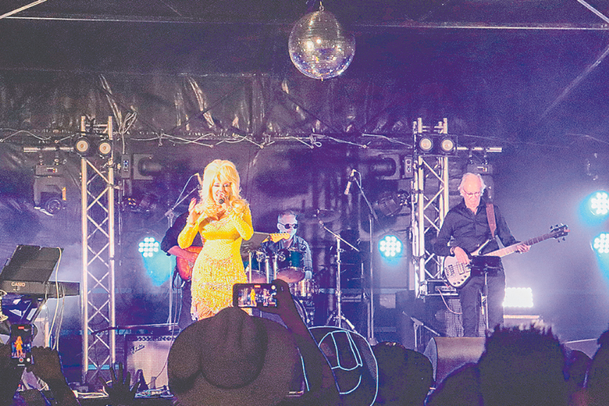 Kelly O’Brien and her band at the 2023 Dolly Parton Festival in Narromine.