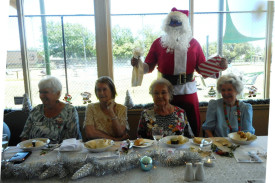 santa-with-margot-piggott—val-lummis—yvonne-logan—nola-patrick.jpg