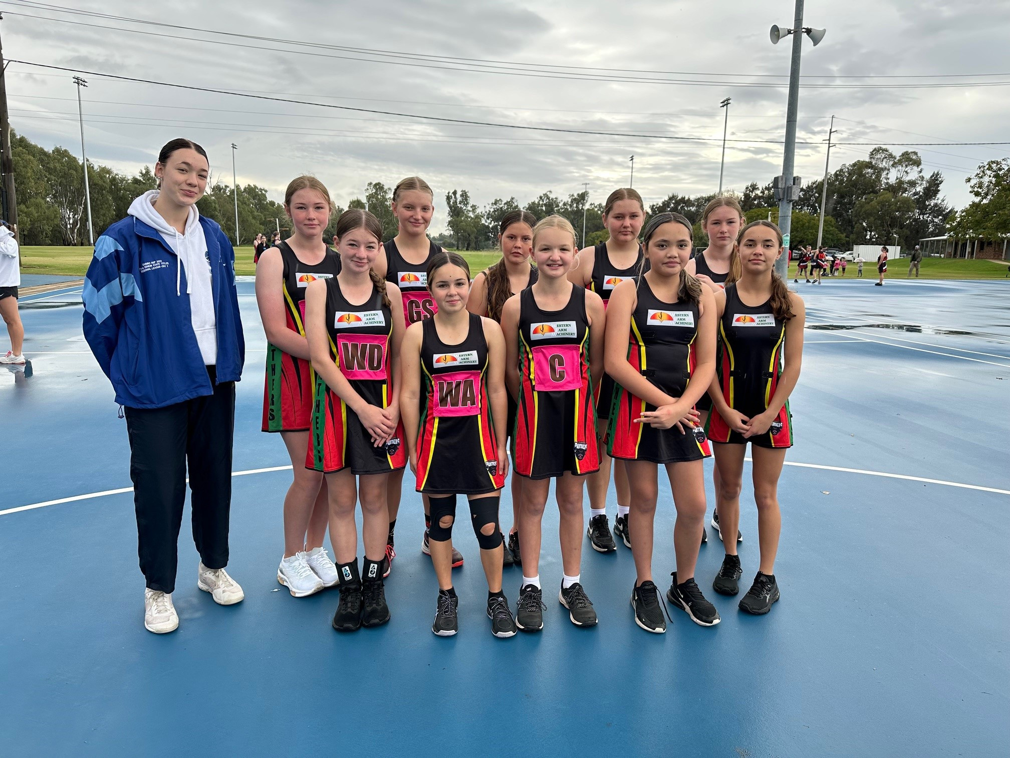 Gilgandra’s under 14s netball side had a close match in Dubbo on Saturday. Photos contributed.