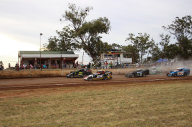 V8 Dirt Modifieds were a big drawcard at the weekend’s race meeting.